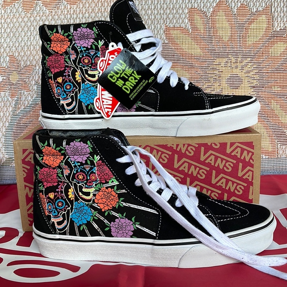 Vans Sk8-Hi
Dia De Los Muertos Black/
VNOA7Q5NBMW
Men’s sneakers